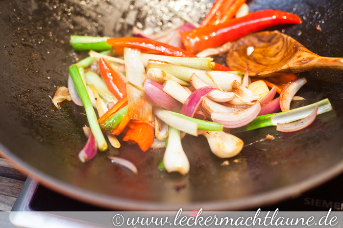 Pfannengerührtes Schweinefleisch mit Gemüse und Erdnüssen - lecker ...