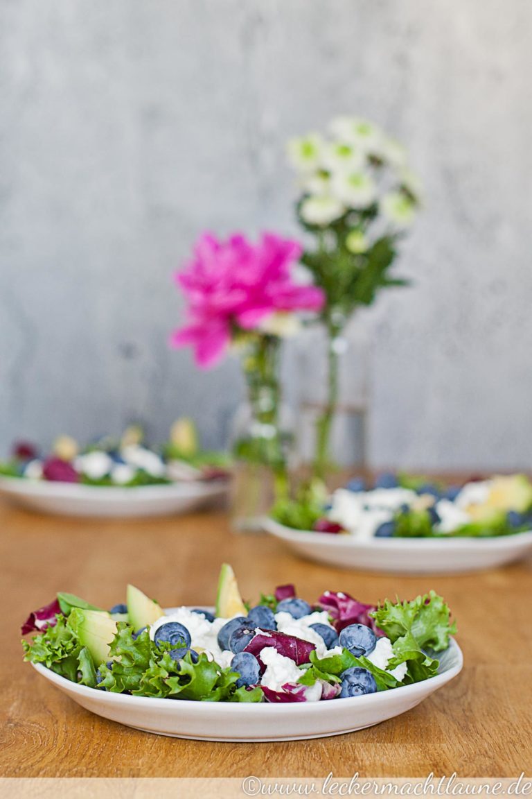 Avocado-Heidelbeer-Salat mit Hüttenkäse {auf die beeren, fertig, los ...