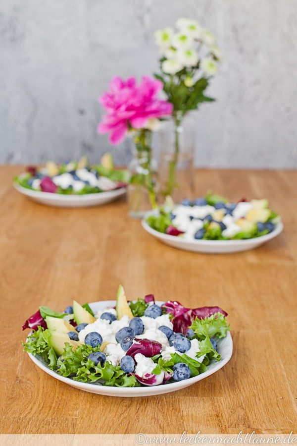 Avocado-Heidelbeer-Salat mit Hüttenkäse {auf die beeren, fertig, los ...