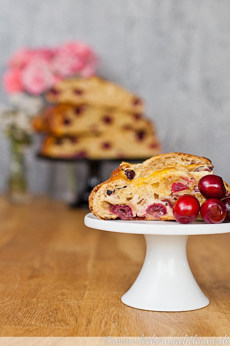 Hefezopf mit Käsekuchen-Kirsch-Füllung - lecker macht laune