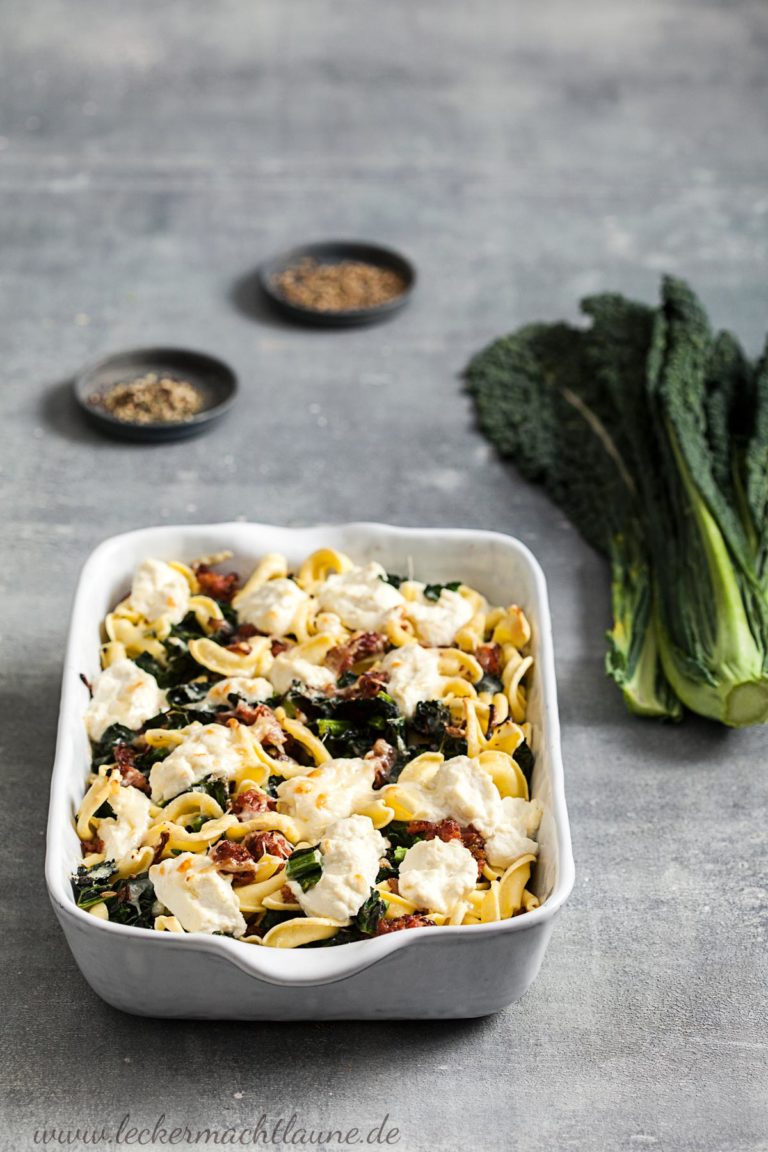 Überbackene Pasta mit Salsiccia und Schwarzkohl - lecker macht laune