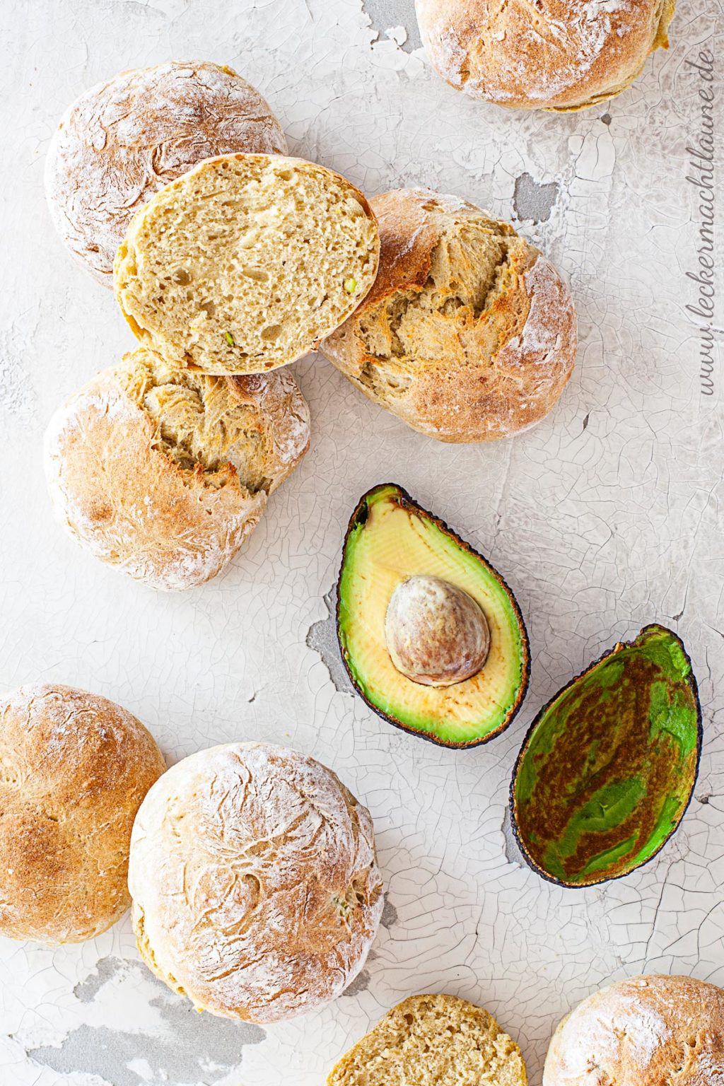 Avocado-Buttermilch-Brötchen frisch aus dem ofen | lecker macht laune