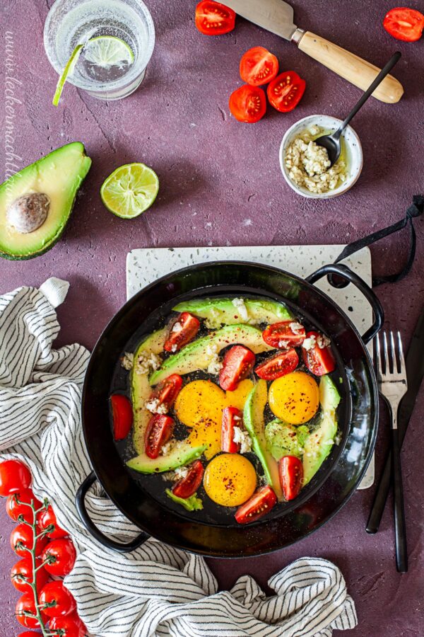 Gebackene Eier Mit Avocado Und Tomaten - Lecker Macht Laune