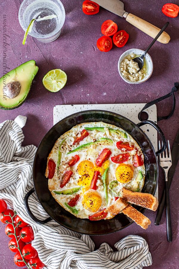 Gebackene Eier Mit Avocado Und Tomaten - Lecker Macht Laune