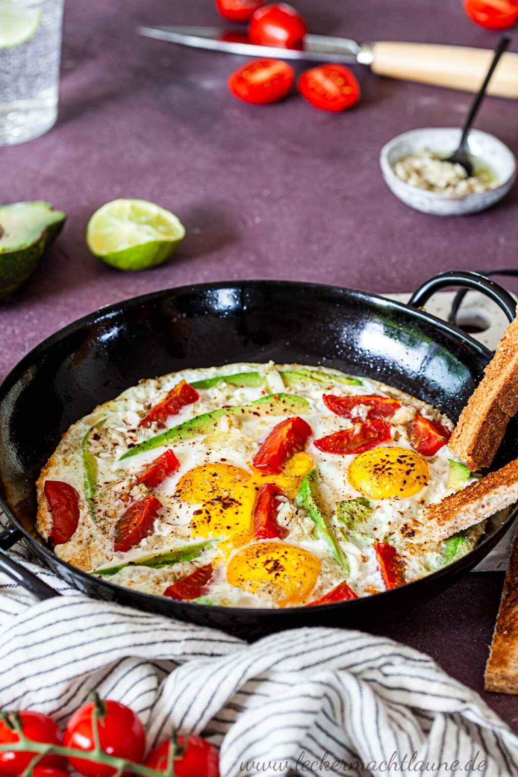 Gebackene Eier Mit Avocado Und Tomaten - Lecker Macht Laune